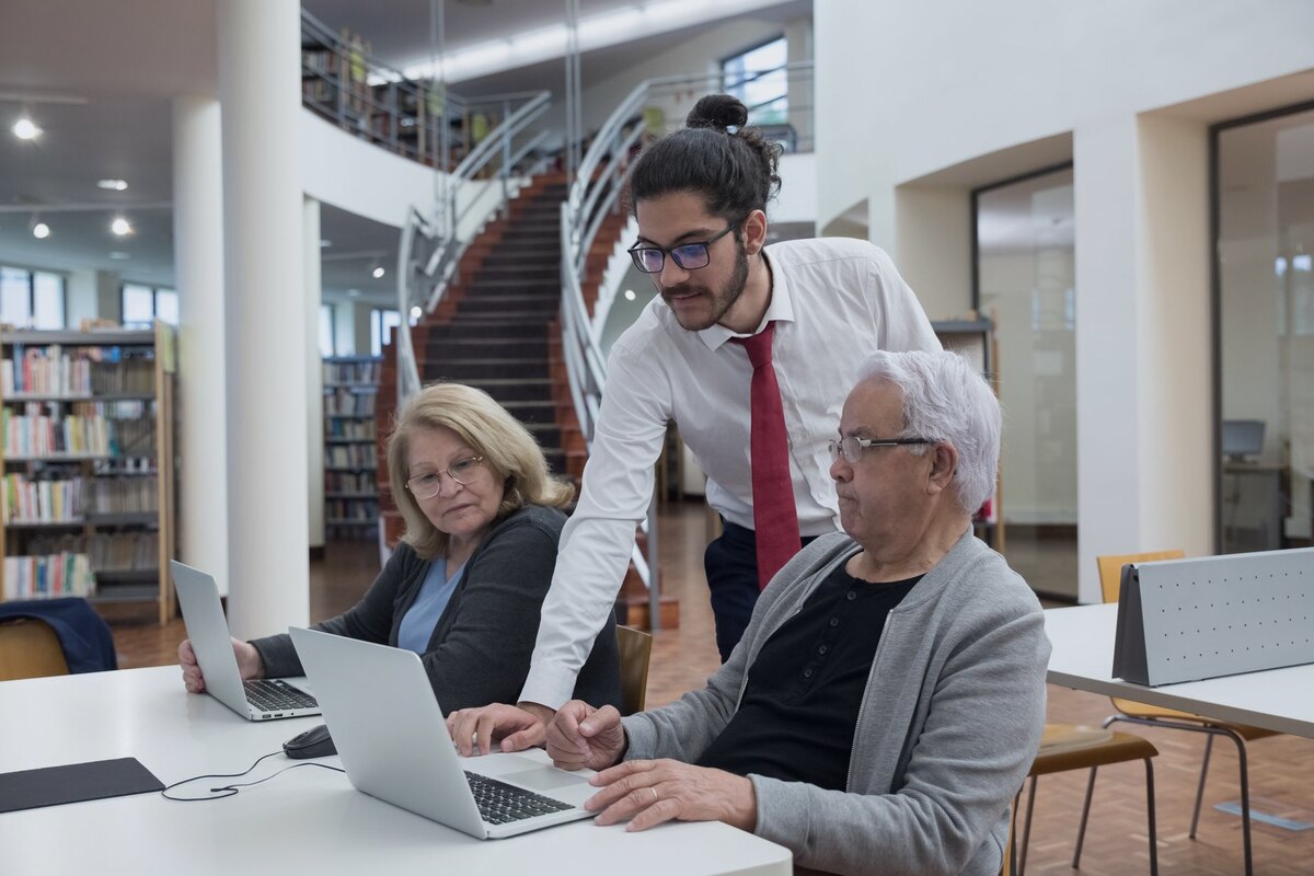 Iniciantes aprendendo inteligência artificial com orientação, sem estar sozinhos